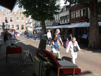 850268 Gezicht in de Breedstraat te Utrecht, met rechts kramen van de lapjesmarkt.N.B. De markt is vanwege de ...